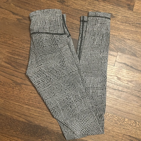 Lululemon Black and White Full Length Leggings, Size 2 - Picture 5 of 7
